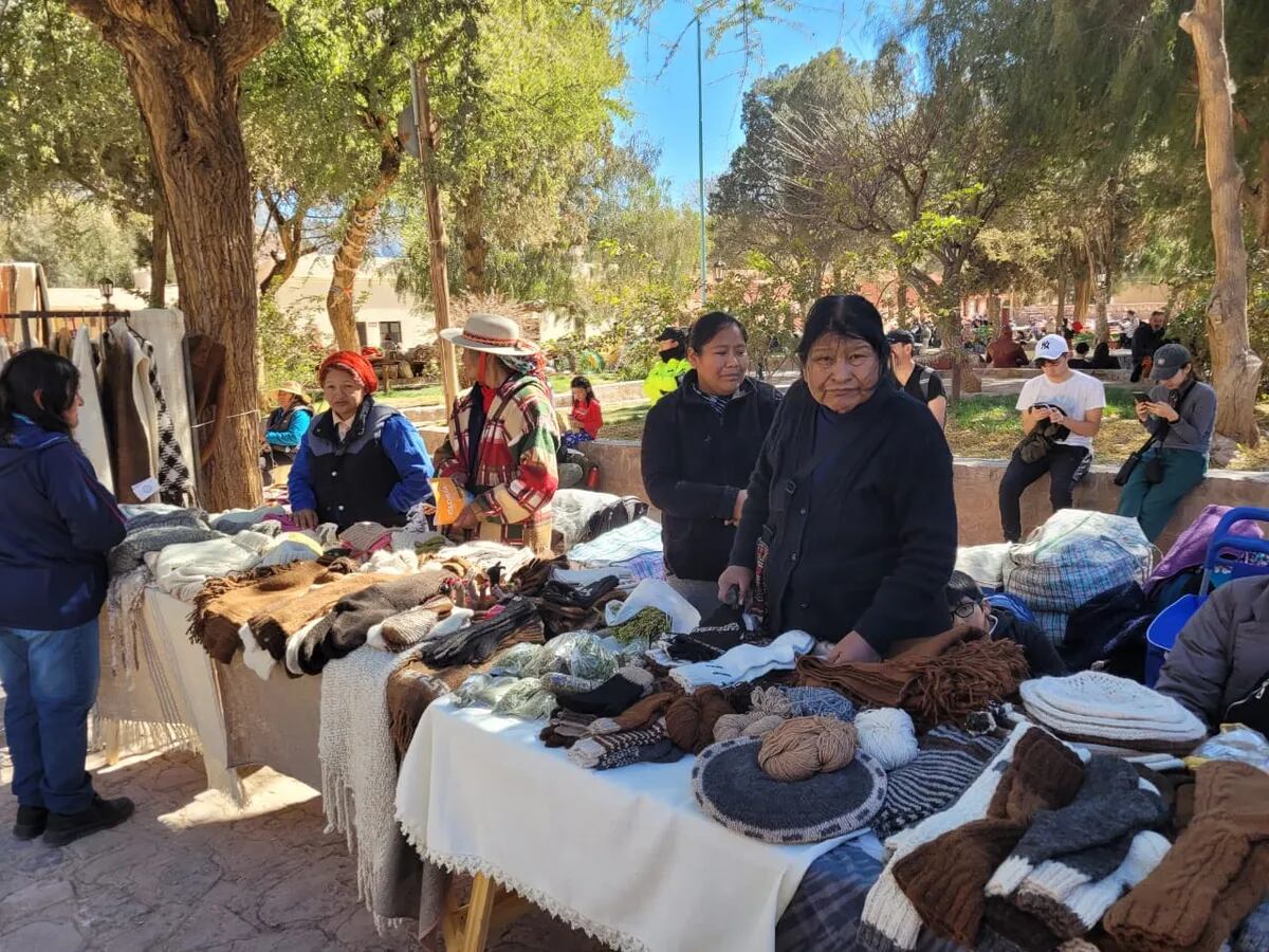 Tejedores de tres regiones de la provincia de Jujuy se encuentran anualmente en Purmamarca para exhibir y comercializar prendas únicas.