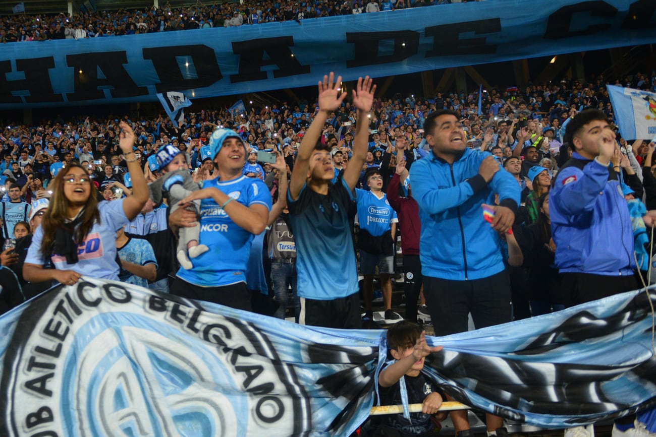 Los hinchas de Belgrano volverán a copar la popular Artime en el Kempes (Foto Javier Ferreyra).