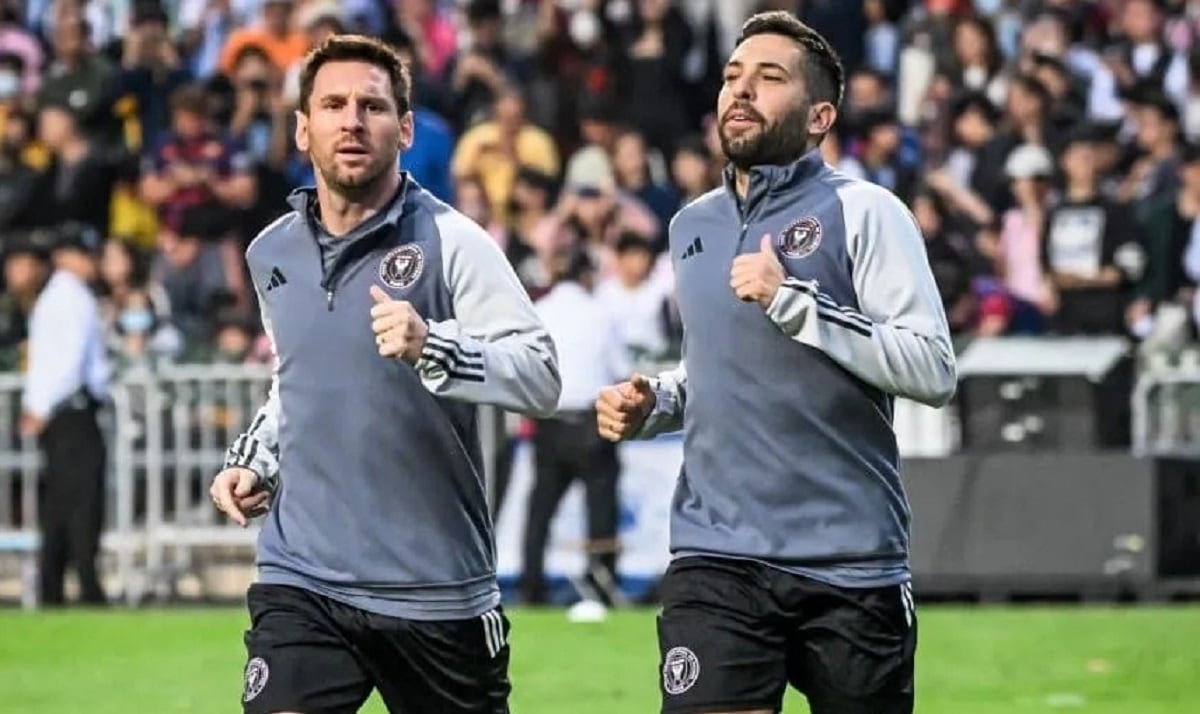 El capitán de la selección argentina entrenó en un estadio repleto de público.