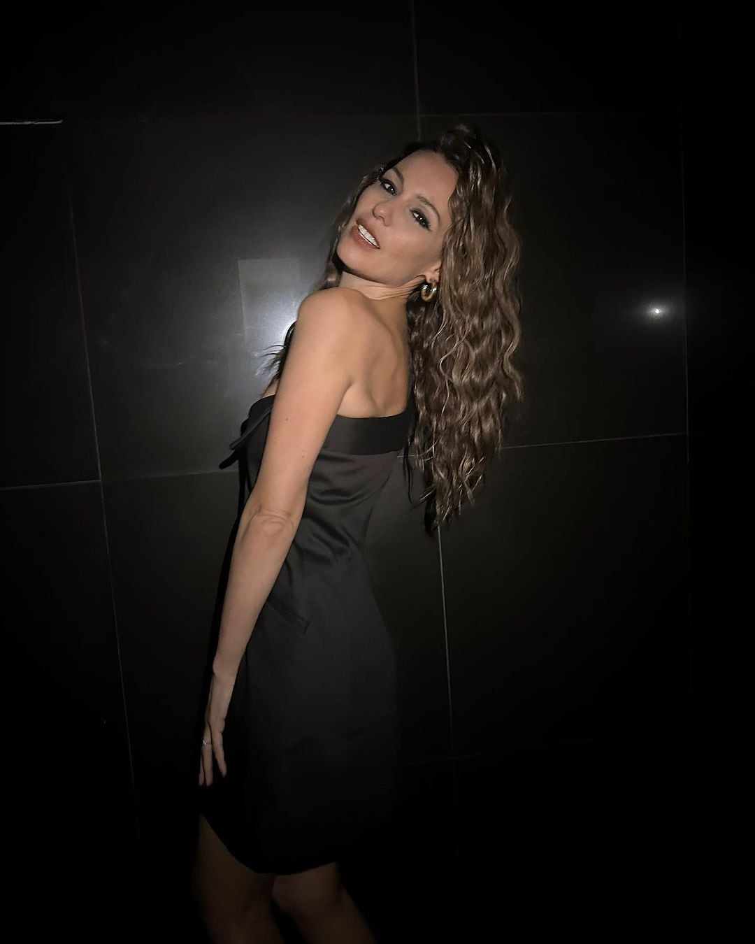 Pampita deslumbró con un vestido total black, escote y mucha piel