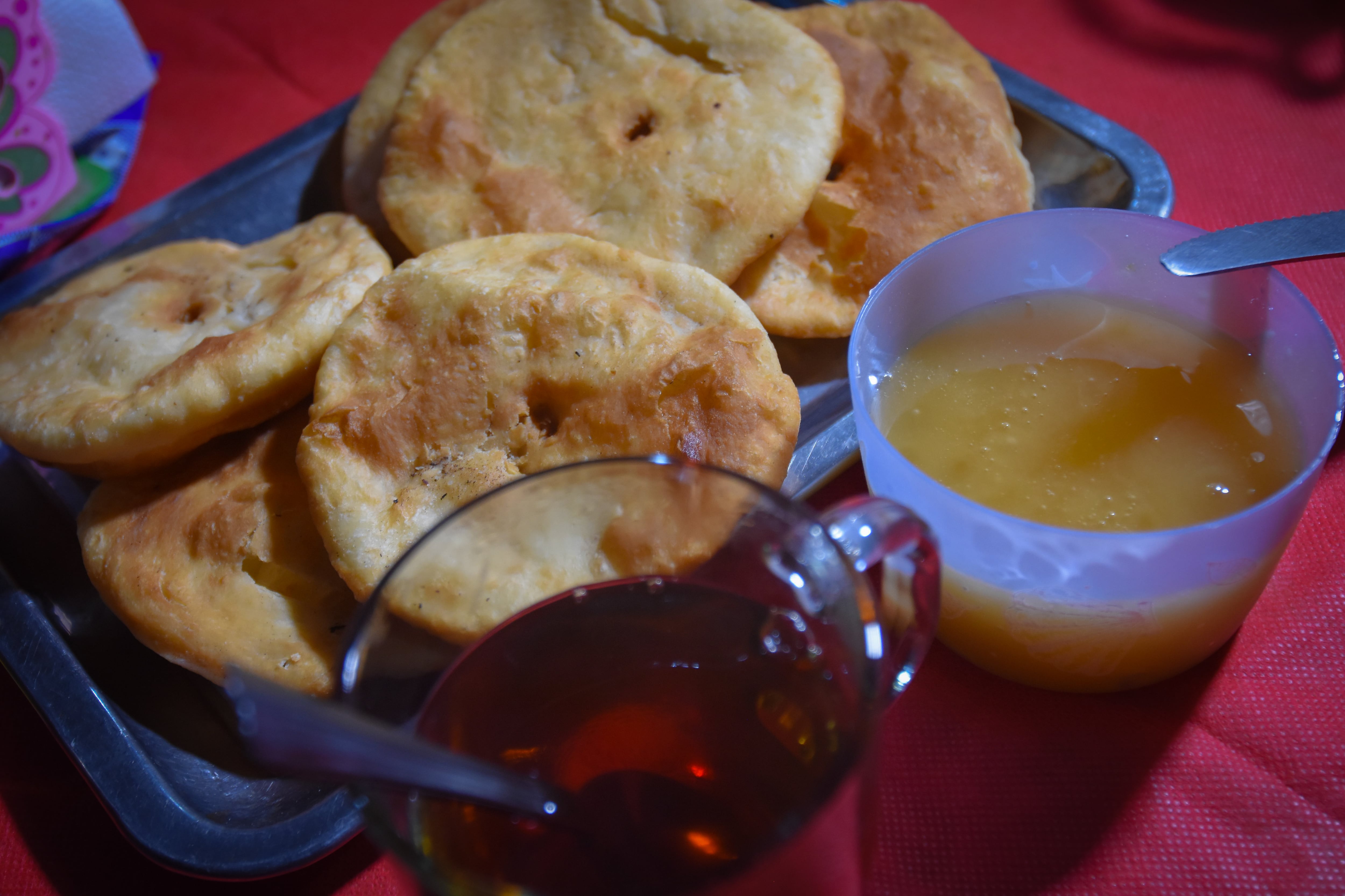 Tradicional mediatarde de sopaipillas, te y miel de Don Perucho, Pueblo San José, a unos 80 kilómetros al Norte de la villa cabecera de Lavalle, y que tiene como escenario central una centenaria capilla de adobes.