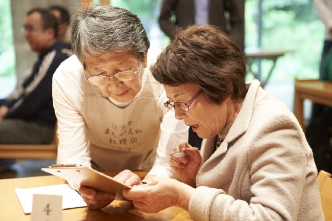 Así es el restaurante de Japón donde todos sus empleados tiene Alzheimer o demencia