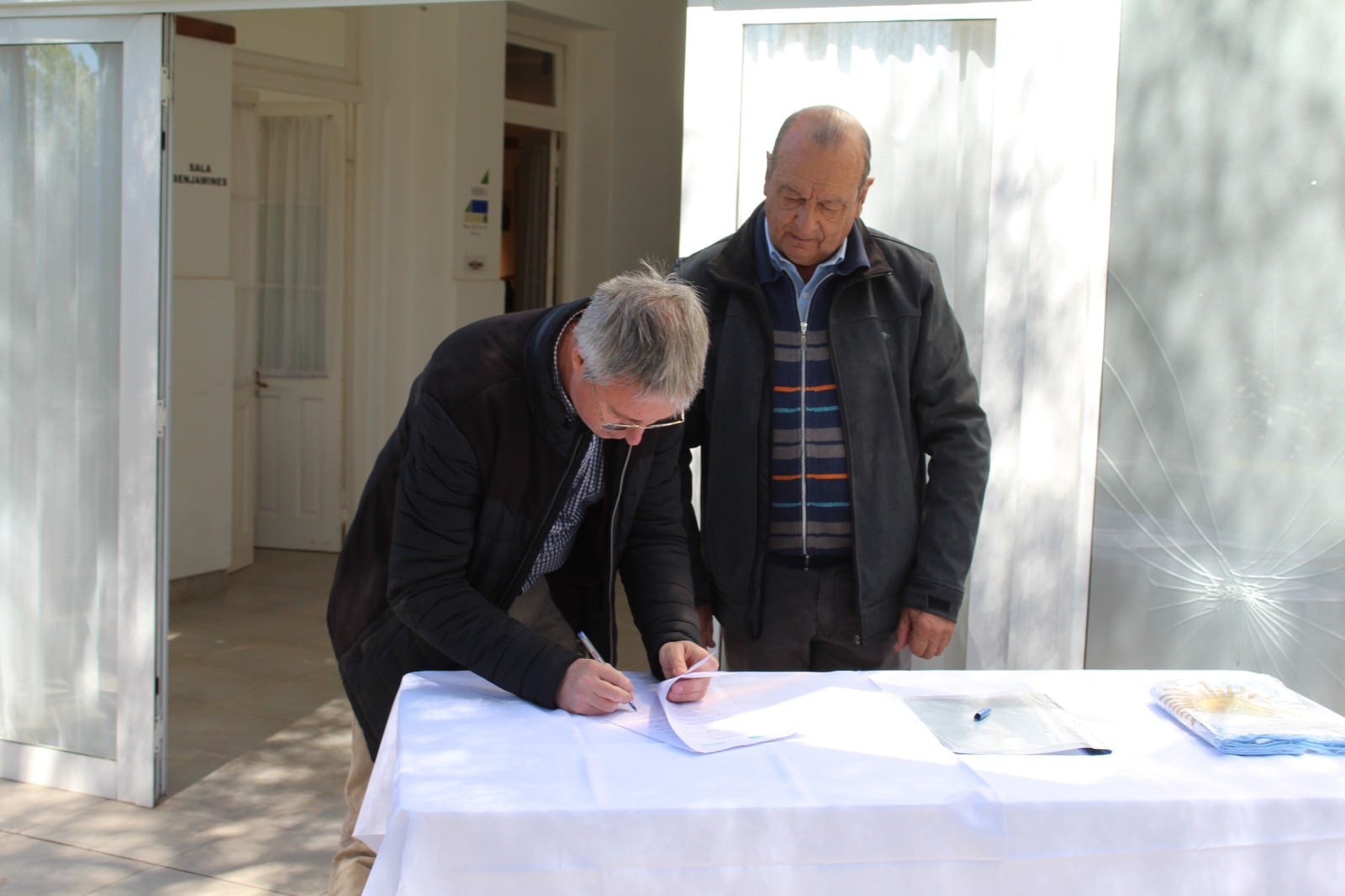 Se realizó la firma de transferencia de obra, que brindará el servicio de red cloacal a 1000 orensanos.