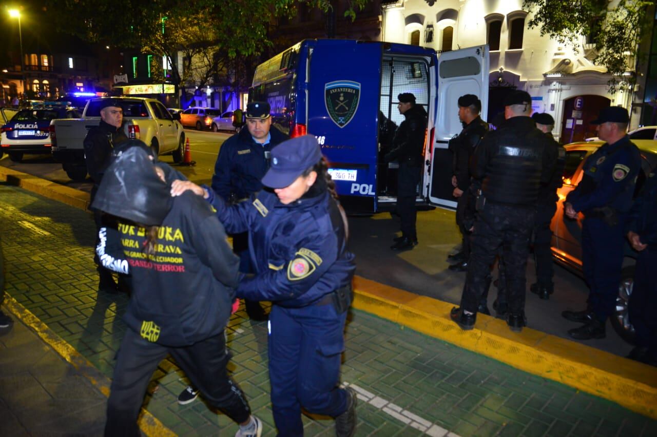 Los ecuatorianos encontrados en la caja de un camión, llegan a la sede de la Policía Federal en Córdoba (Nicolás Bravo / La Voz).