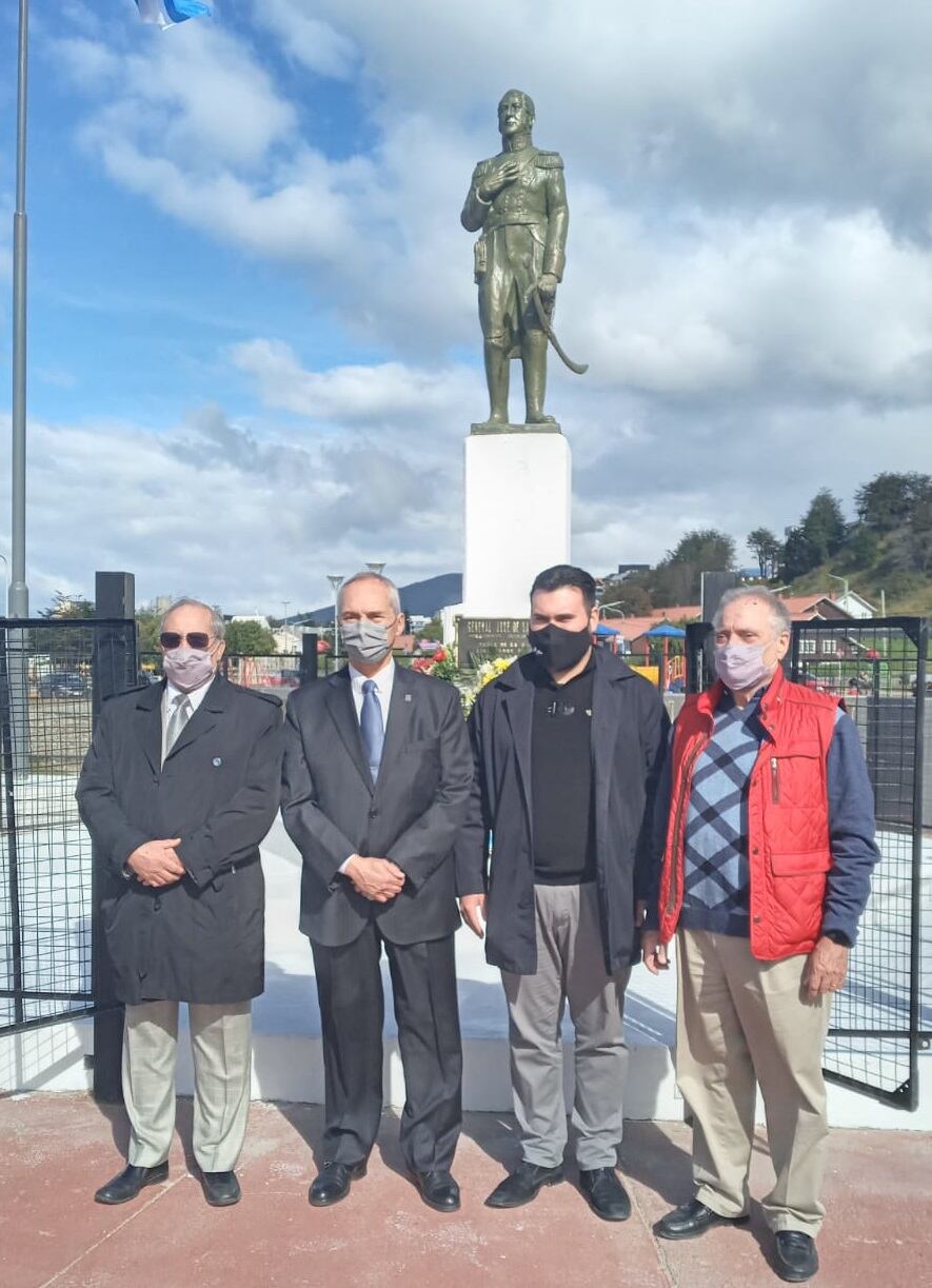 Acto por el natalicio del General San Martín - Miembros de la Asociación Cultural Sanmartiniana de Ushuaia.