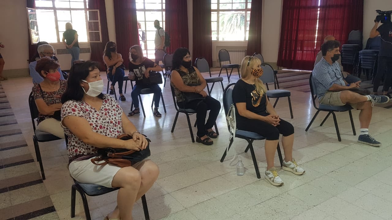 Entrega del tercer subsidio del año a los centros vecinales de Carlos Paz.