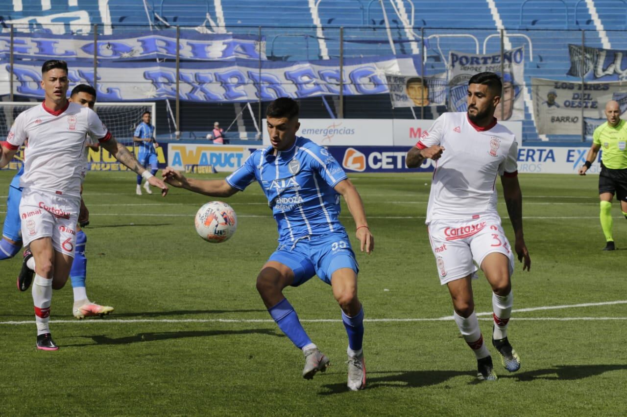 Godoy Cruz y Huracán, en luchado cotejo disputado en Mendoza por la séptima fecha. (Prensa Godoy Cruz).