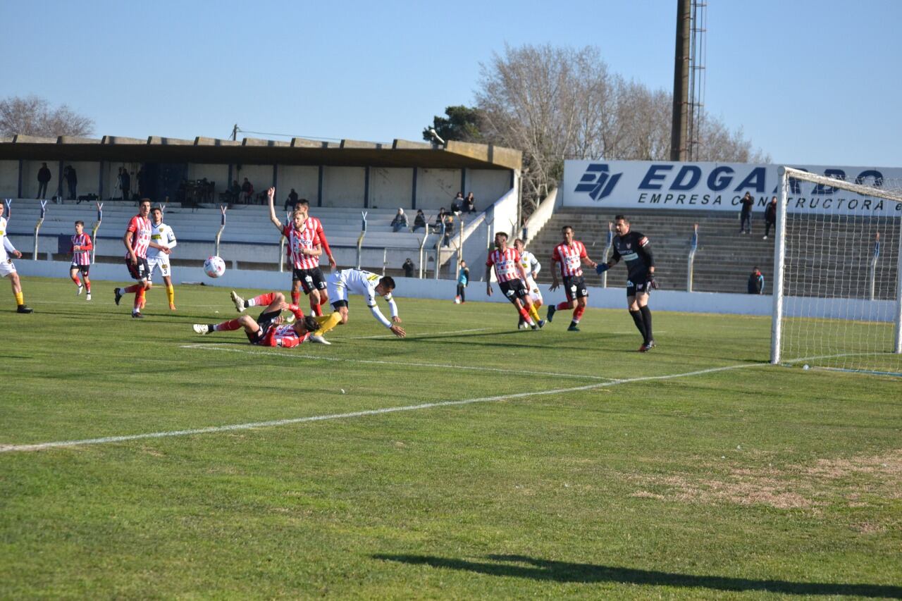 El equipo de Tandil no pudo marcar y se quedó con el empate.