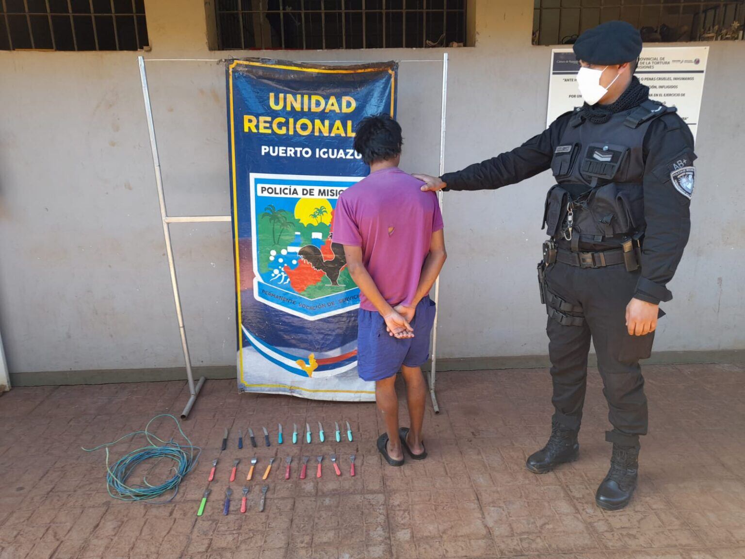 Terminó detenido tras sustraer elementos de un polideportivo.