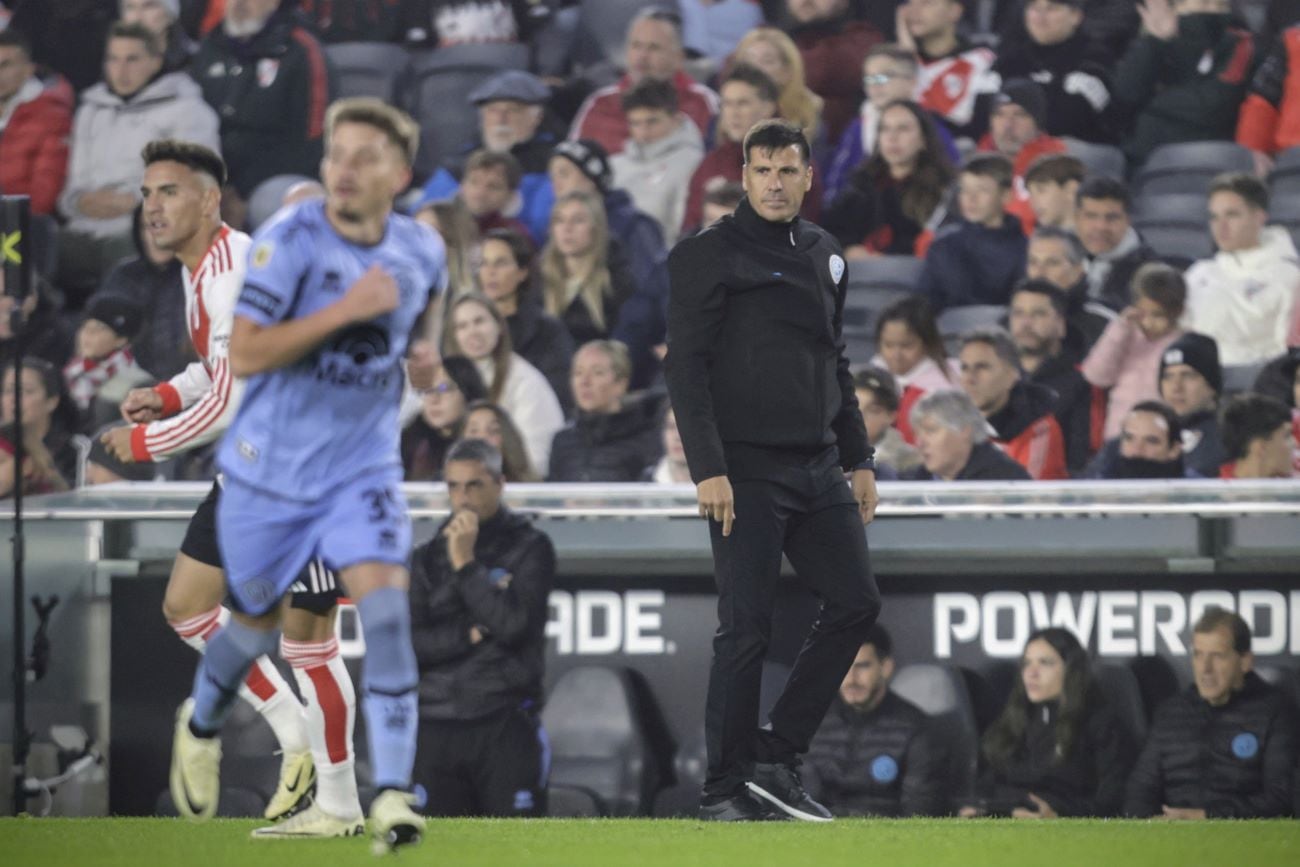 Juan Cruz Real, DT de Belgrano, habló luego del encuentro ante River y se atribuyó la responsabilidad en uno de los goles. (Fotobaires)