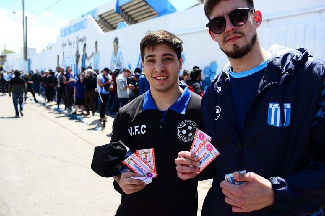 Hinchas de Racing hacen largas filas en el Miguel Sancho para comprar entradas para la final. (José  Hernández /La Voz)