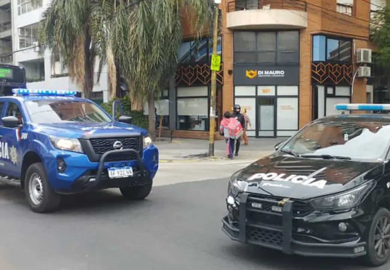 Impactante hallazgo en pleno microcentro, en la esquina de Maipú y 3 de Febrero.