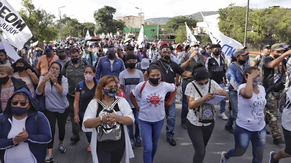 El dirigente Carlos Santillán (segunda línea, anteojos oscuros) condujo la marcha que llegó hasta la plaza Belgrano.