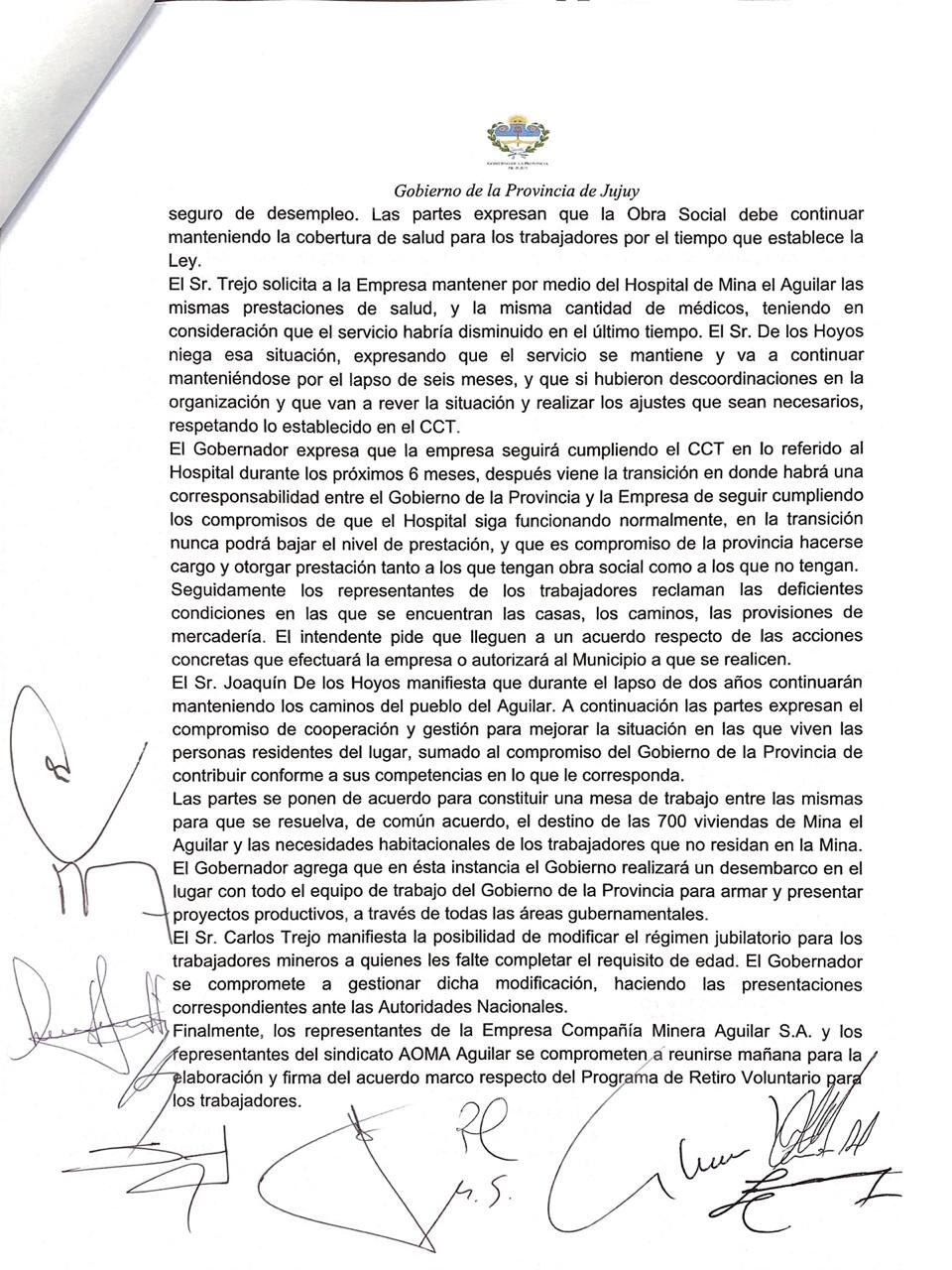 Una mesa de trabajo resolverá el destino que tendrán las 700 viviendas de la Mina El Aguilar,  según quedó plasmado en el acta firmada en la Casa de Gobierno.