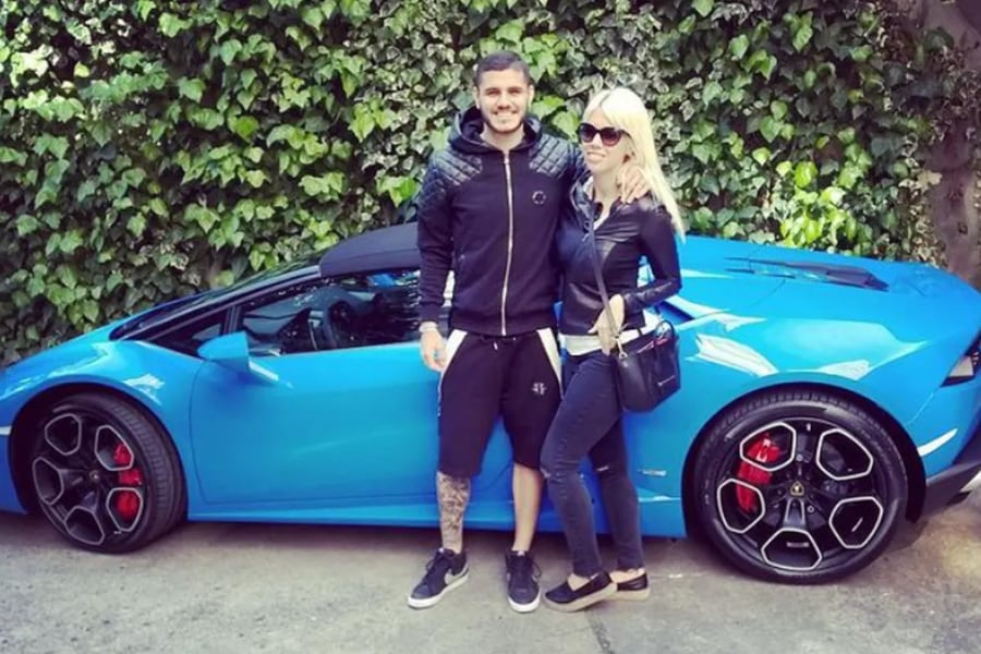 Wanda Nara y Mauro Icardi juntos con uno de los autos coleccionables de la familia.