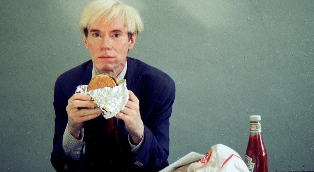 En 1982, el director de cine danés Jørgen Leth publicó "66 Scenes From America", que incluye una escena de Andy Warhol comiendo una hamburguesa. El video es parte de la Quatrienal Shanzhai.