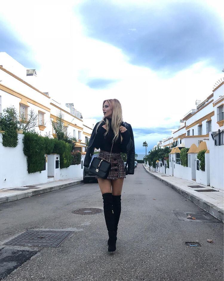 Evangelina Anderson, de minifalda y bucaneras.