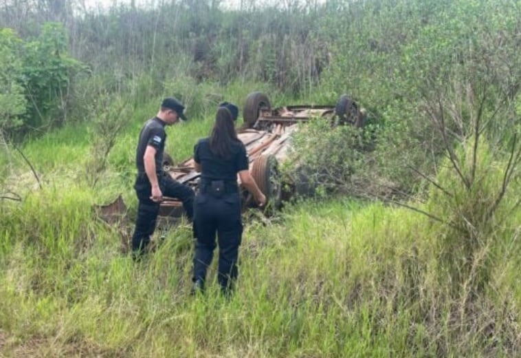 El Soberbio: gendarme sufrió un accidente y su automóvil quedó en posición invertida.