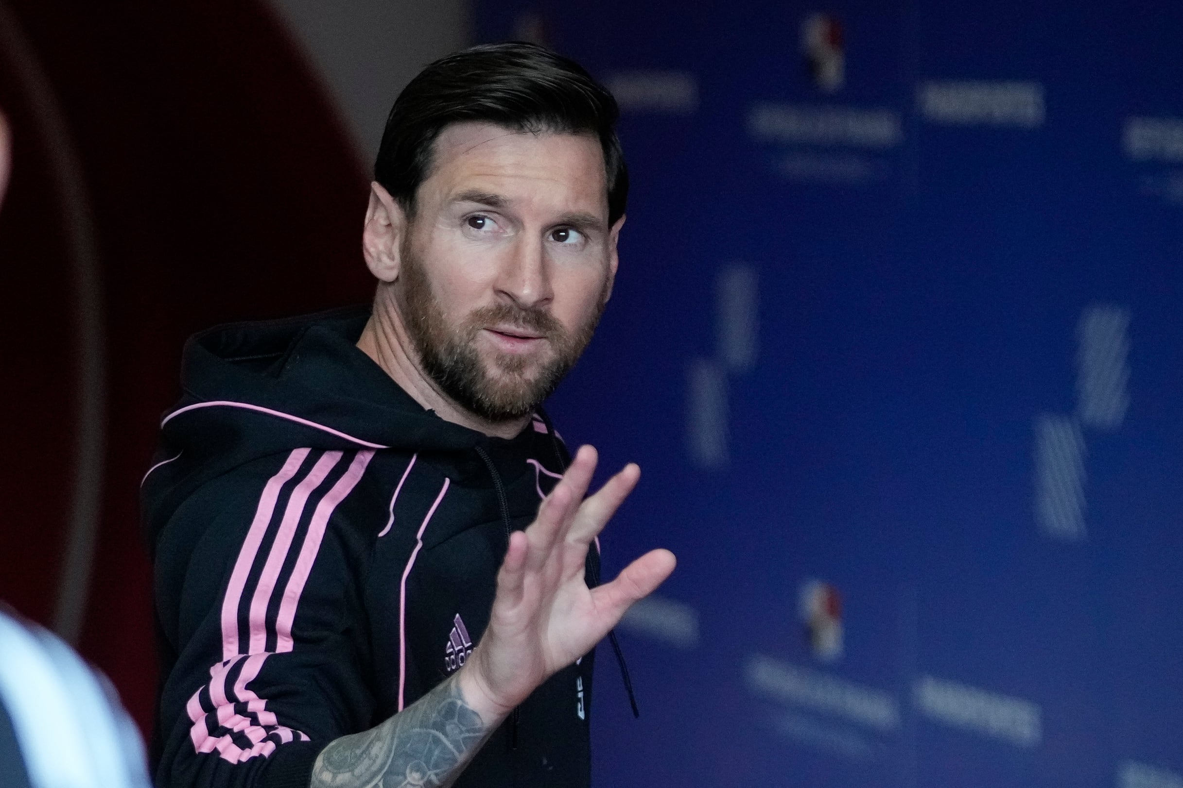 Lionel Messi, del Inter de Miami de Estados Unidos, saluda a su llegada al estadio antes de un partido amistoso internacional de fútbol contra el Sporting San Miguelito de Panamá en la Ciudad de Panamá, el domingo 2 de febrero de 2025. (Foto AP/Matías Delacroix)