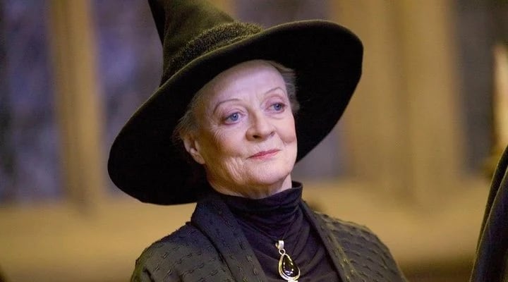 Maggie Smith como Minerva McGonagall.