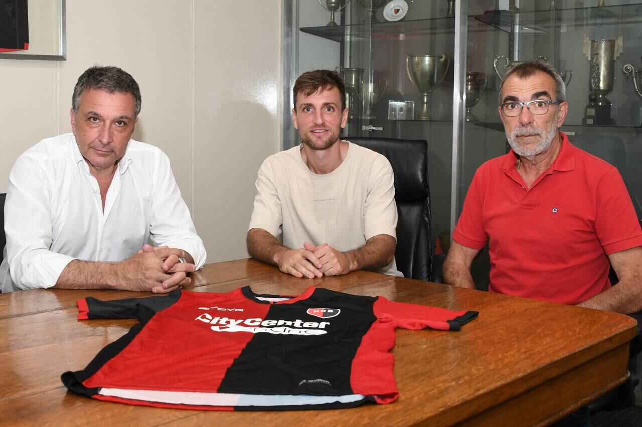 García firmó el contrato de Pittón antes de viajar a Colón para celebrar Año Nuevo en familia.