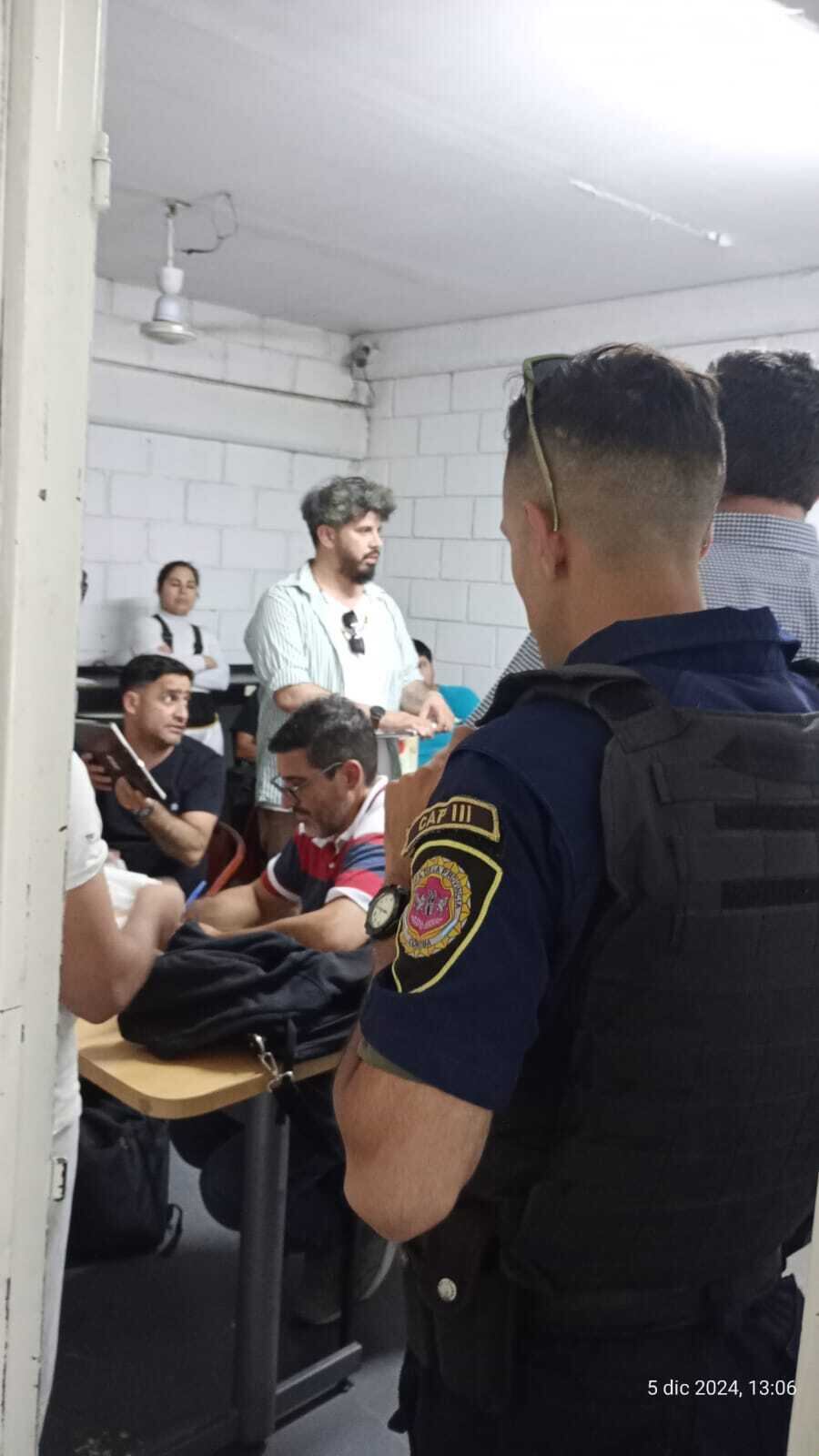 Encerraron a 27 trabajadores en un depósito.