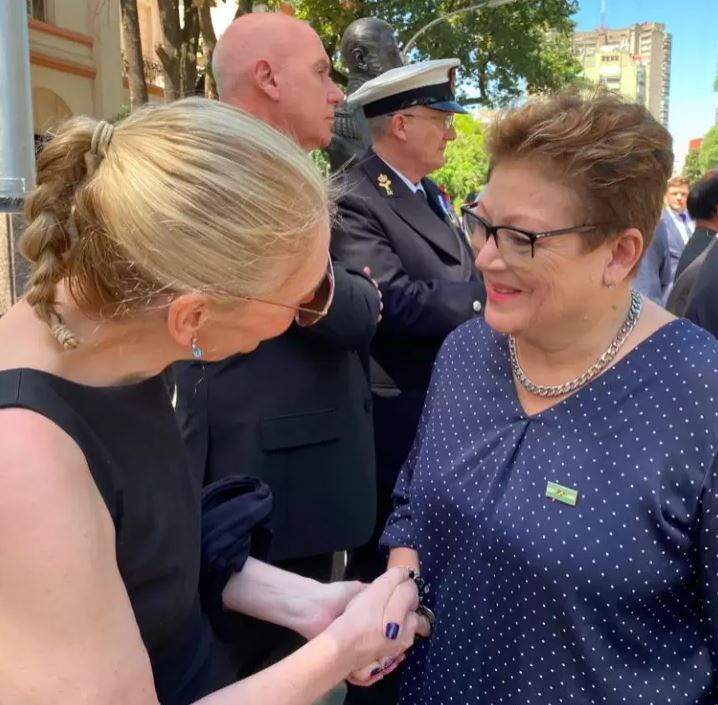 Las enfermeras Sue Warner y la VGM Silvia Barrera, se estrecharon la mano en el encuentro. También estuvo presente la VGM Marta Giménez.