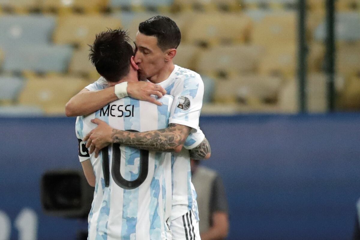 Ángel Di María le dio la bienvenida a Messi al PSG
