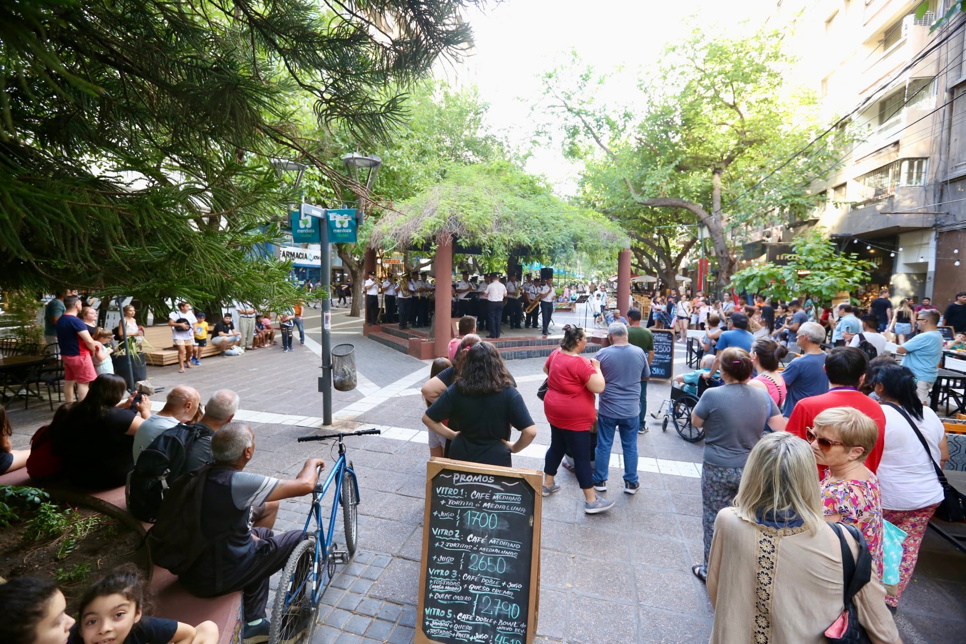 Ciclo de Conciertos de Fin de Año, la Banda de Música “Cabo 1° Gustavo Ramet” de la Policía de Mendoza se presentó con gran éxito en la Pérgola de la Peatonal Sarmiento de la Ciudad de Mendoza.