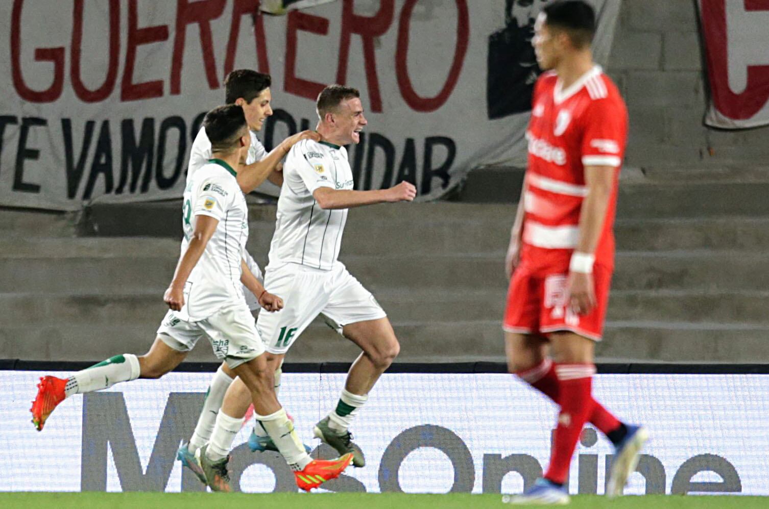 Alejandro Cabrera, volante de Banfield, festejando su gol para el 1-0 de Banfield sobre River. (Fotobaires)