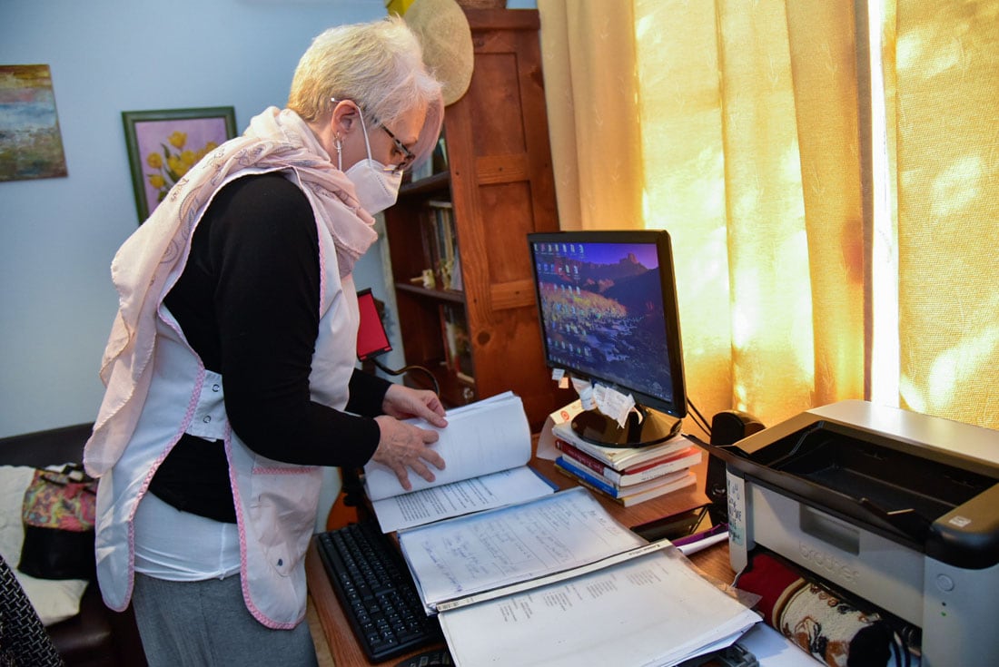 Docente preparándose para una clase virtual.