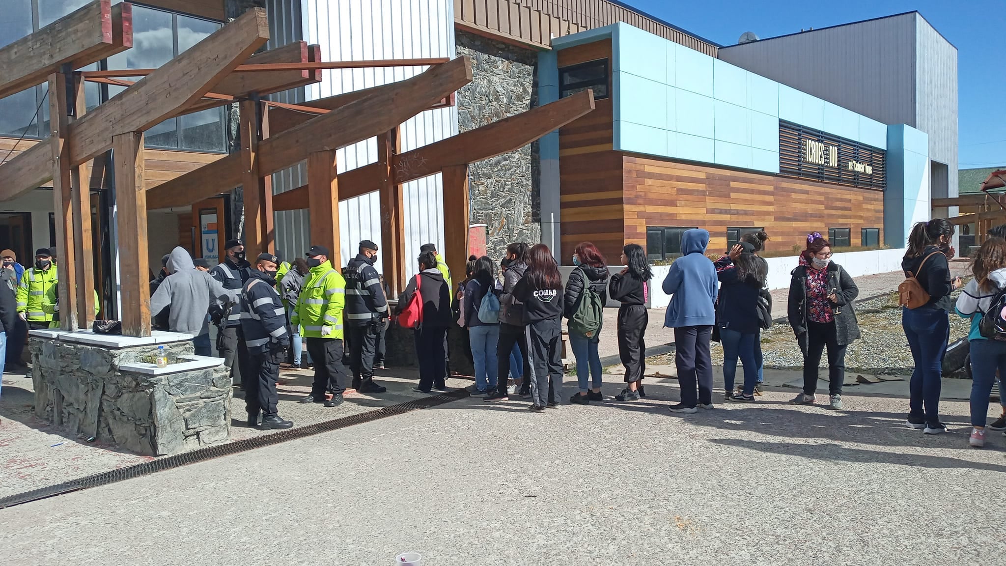 El Festival se desarrolló con normalidad gracias a la protección y vigilancia policial, con apoyo de Defensa Civil y miembros de las secretarías de la Municipalidad de Ushuaia.