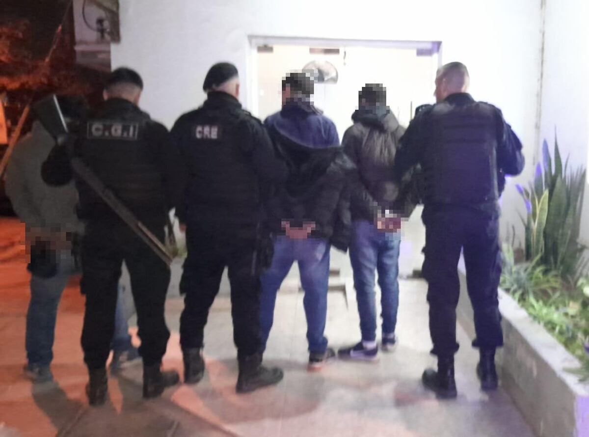 Detuvieron a tres hombres con una réplica de arma de fuego y dos bicicletas