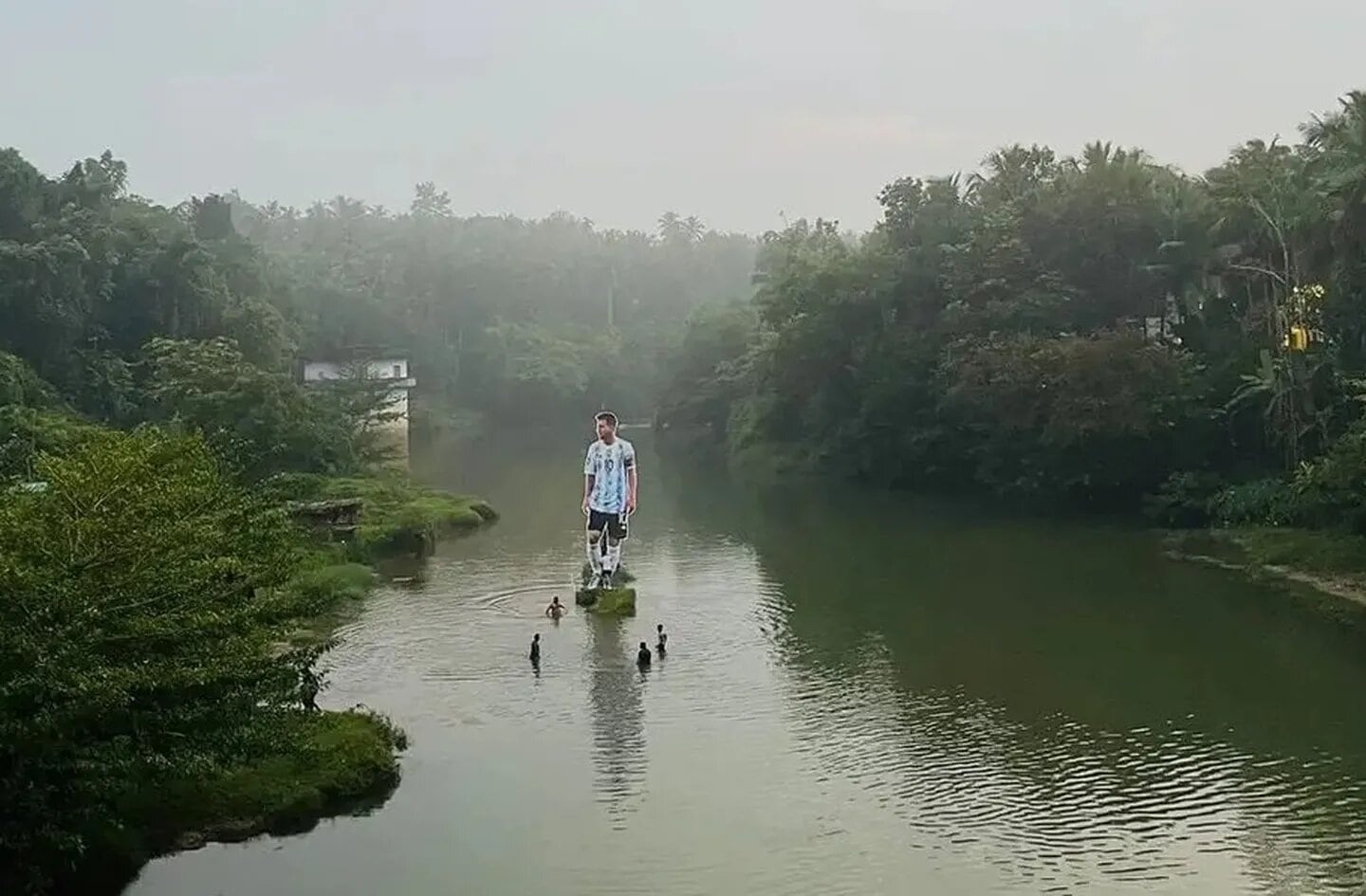 La gigantografía está ubicada en medio del río.