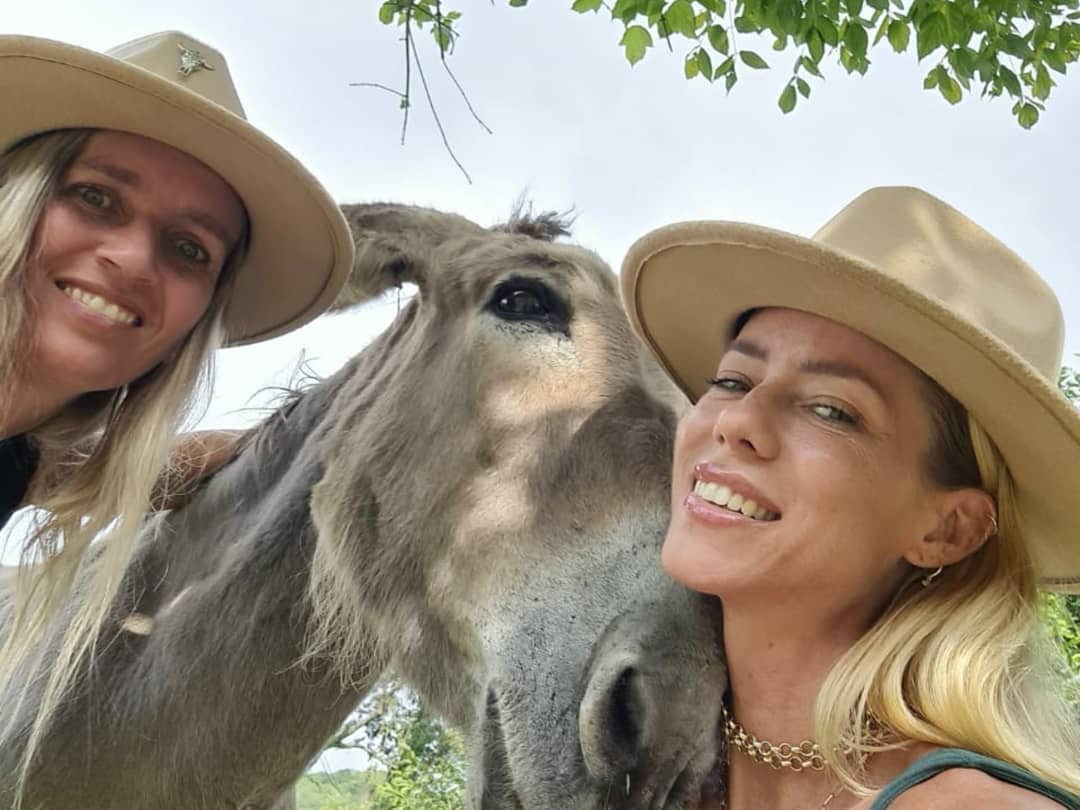 La modelo fue parte de una cabalgata por San Lorenzo, con un grupo de amigas y sus hijas.