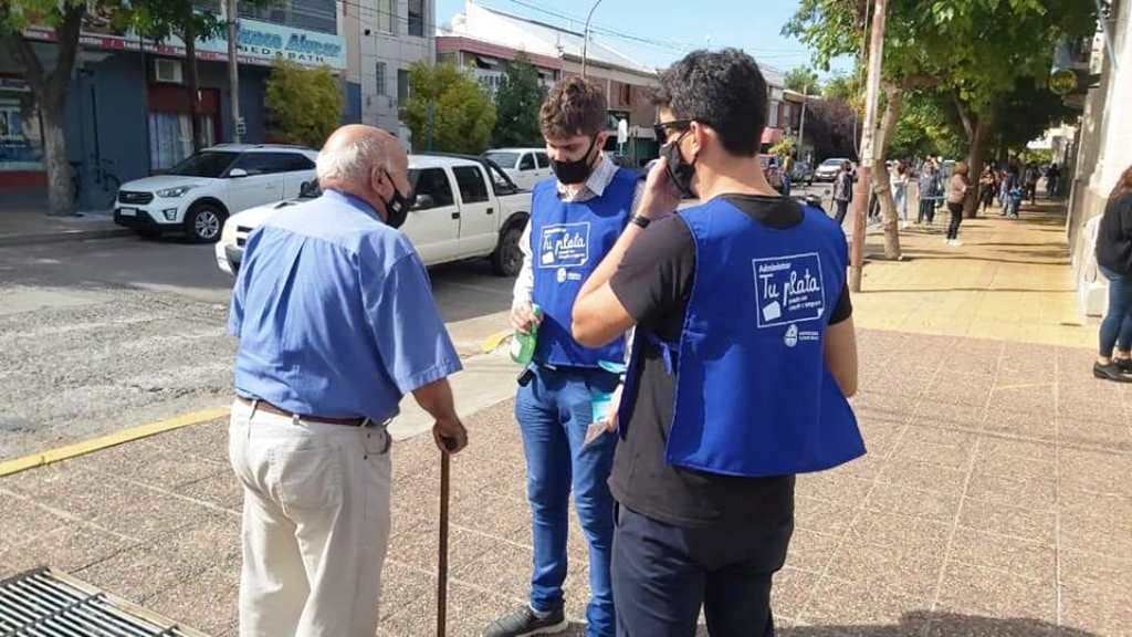 El programa Administrar tu plata está diseñado para que la gente mayor utilice más frecuentemetne la tarjeta de débito y así evitar estafas. 