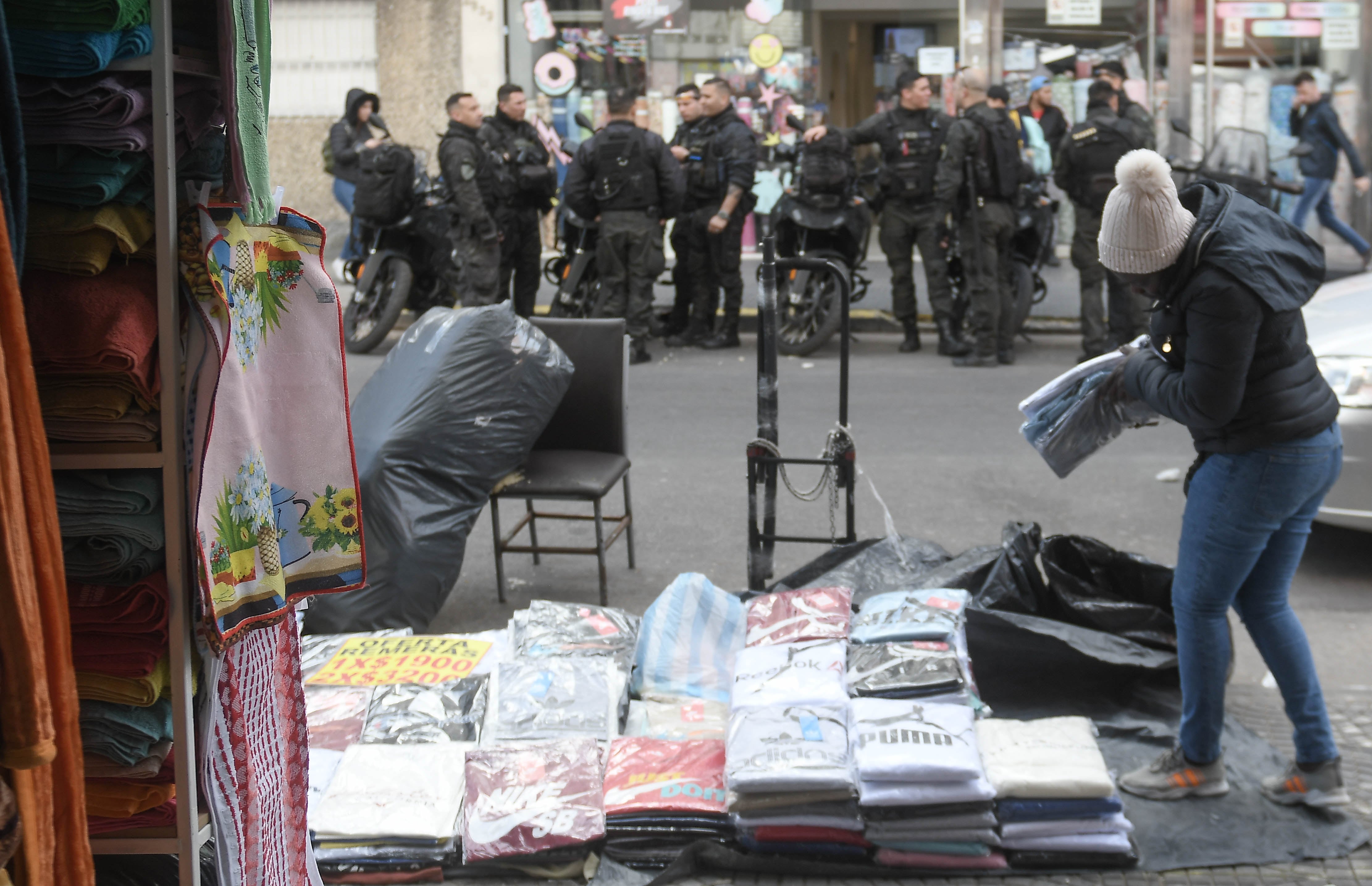 Zona comercial de Flores. Temor a saqueos en locales. Foto Federico Lopez Claro