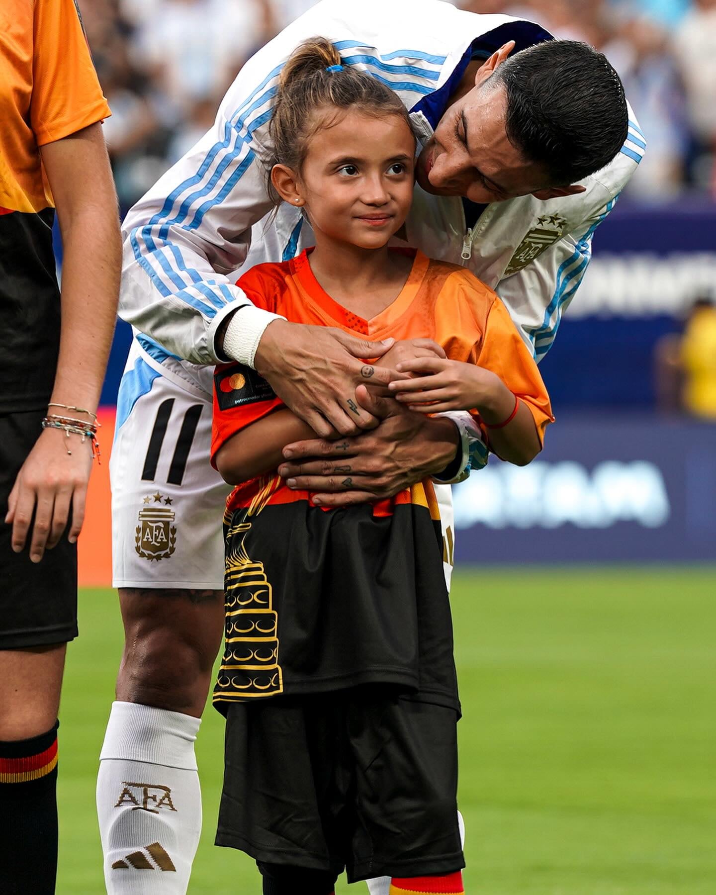 El ídolo rosarino entró a la cancha con su hija menor Pía (6) antes de la semifinal con Canadá.