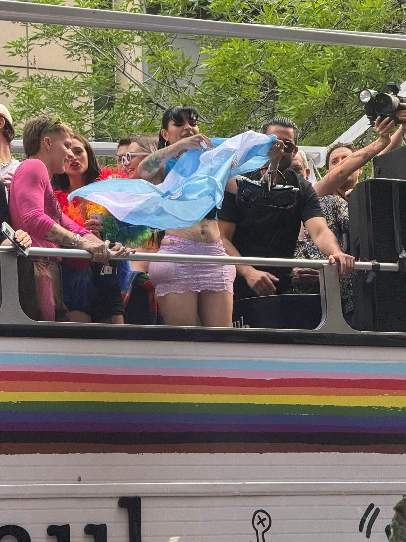 Cazzu estuvo presente en la Marcha del Orgullo.