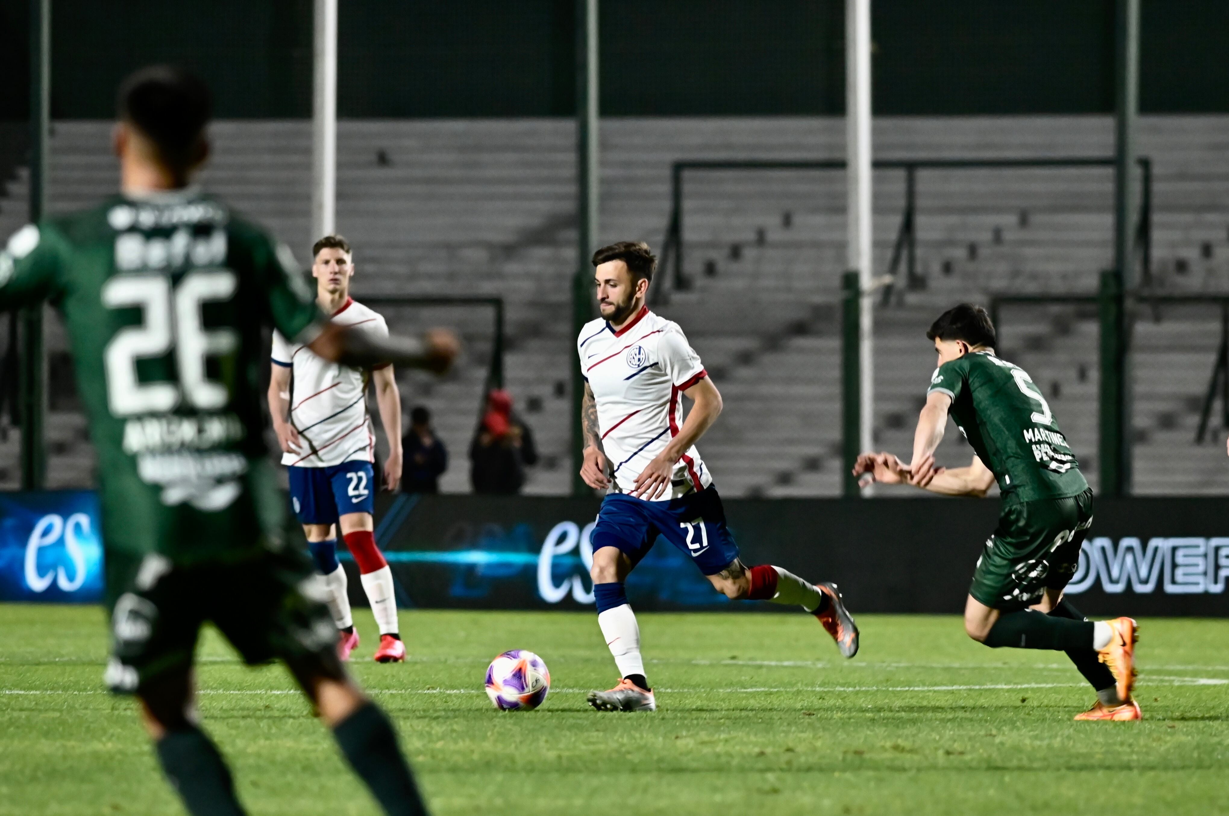 El "Cuervo" goleó al "Verde" en Junín.