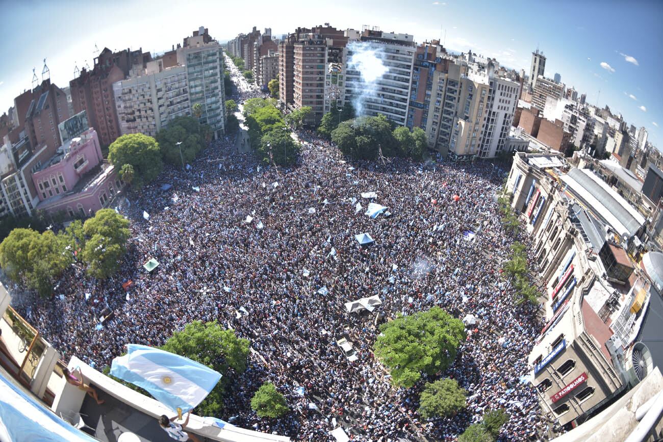 Festejos en el Patio Olmos, la selección Argentina campeona del mundo (Facundo Luque / LaVoz)