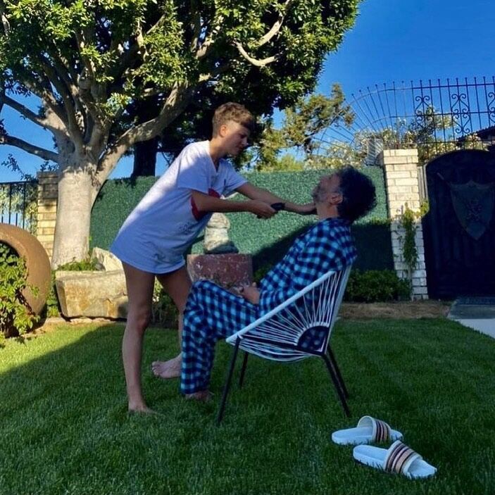 Fito eligió una foto de entrecasa al aire libre para saludar a su novia.