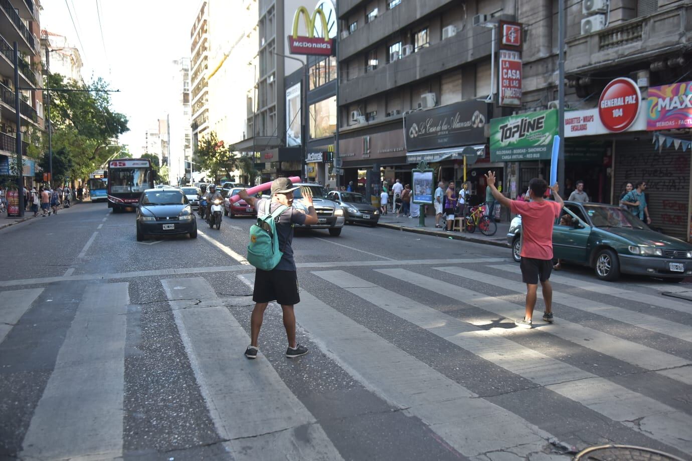 Dos hombre frenan el tránsito en 9 de julio y General Paz.