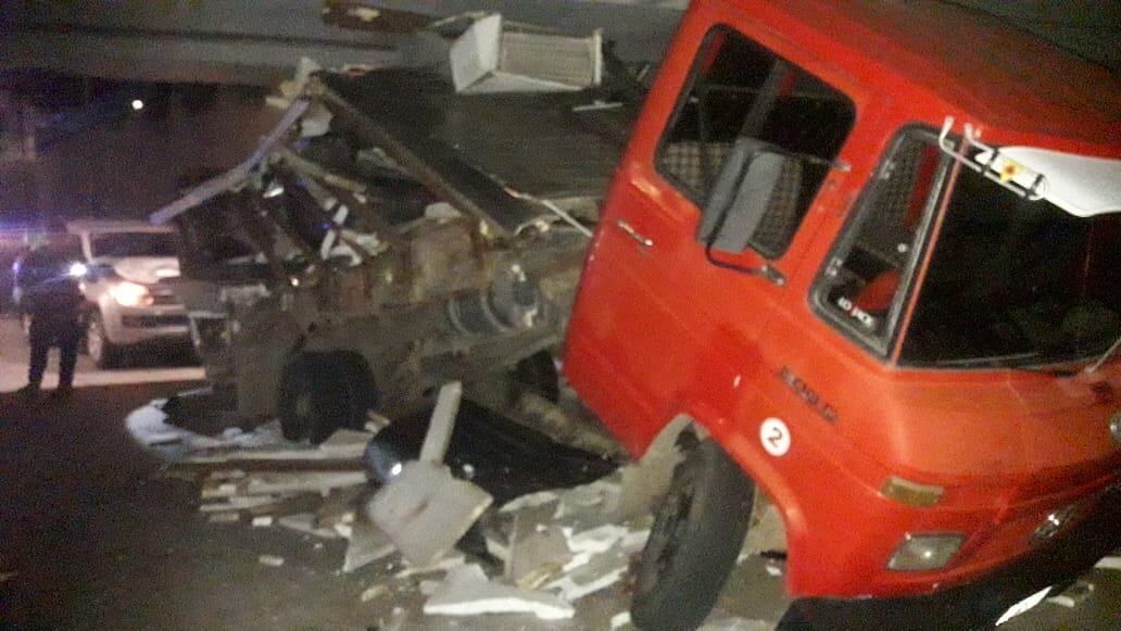 Se atascó en el puente y una camioneta lo embistió por detrás.