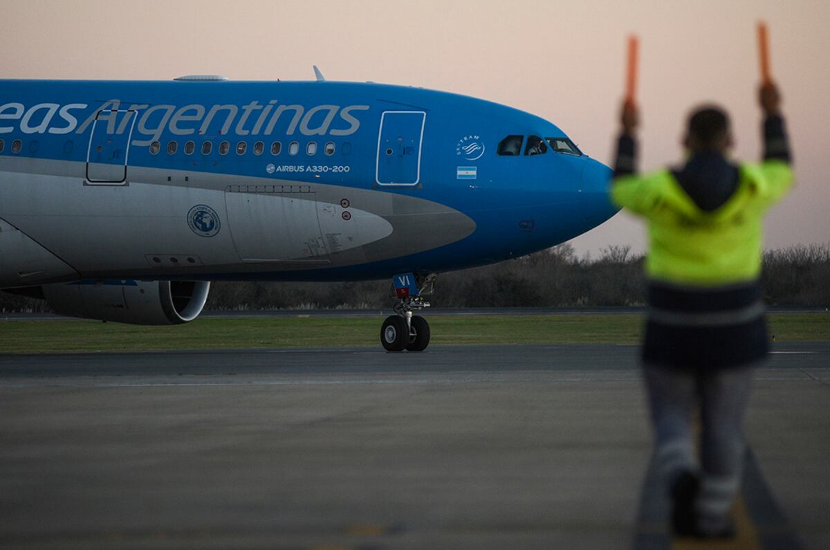 Robo en Aerolíneas Argentinas: un pasajero que iba a Miami denunció que le sacaron 4.000 dólares