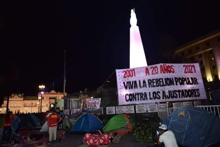 Desde anoche, diferentes organizaciones sociales se concentran en el centro porteño