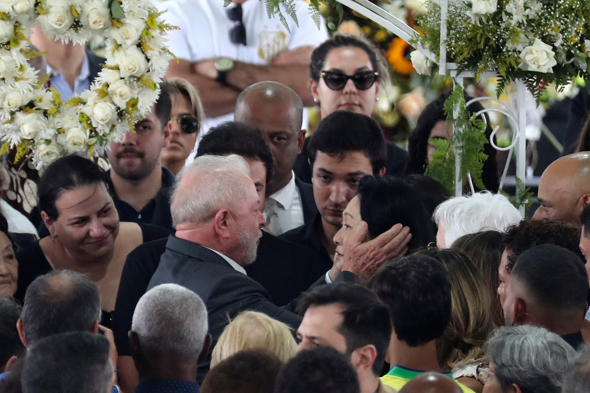 El presidente de Brasil, Luiz Inacio Lula da Silva, habla con Marcia Aoki, viuda de Pelé, durante el segundo y último día de velatorio de Pelé.