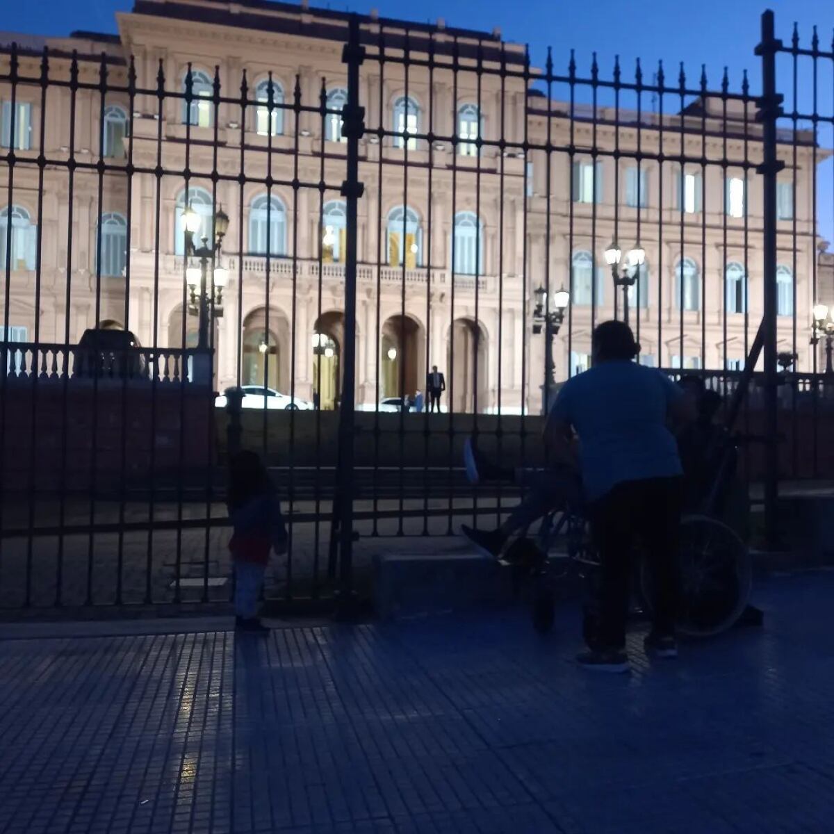 Barilochense junto a su hijo Santi en Casa Rosada esperando hablar con Alberto Fernández.