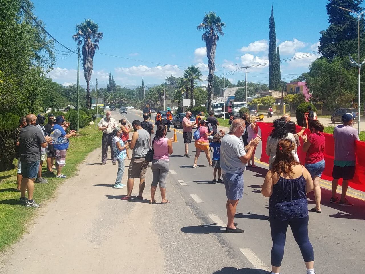 Movilización de los vecinos de Parque Siquiman, en reclamo a mayor seguridad.