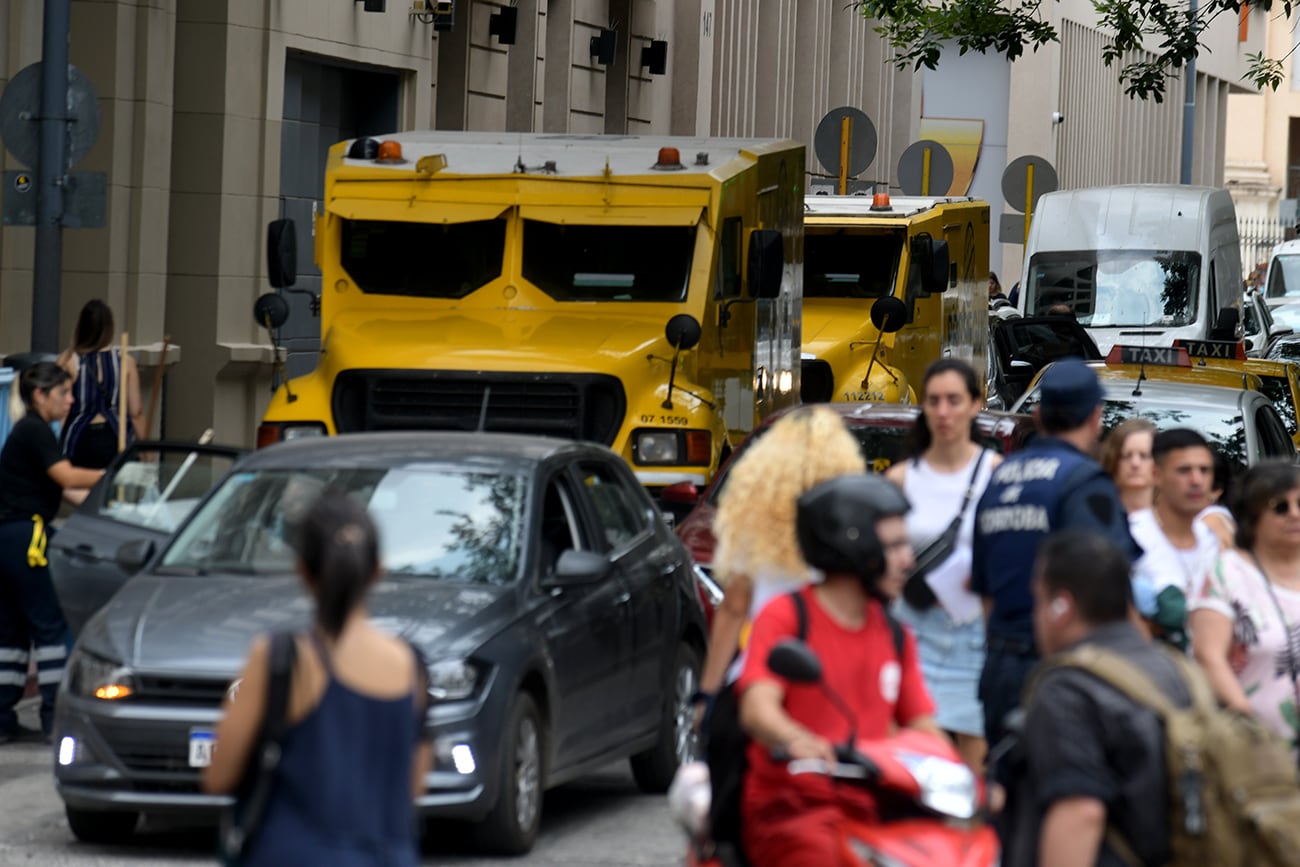 Movimiento en la zona bancaria de la ciudad de Córdoba en el primer día hábil luego de la elecciones presidenciales. (Ramiro Pereyra / La Voz)